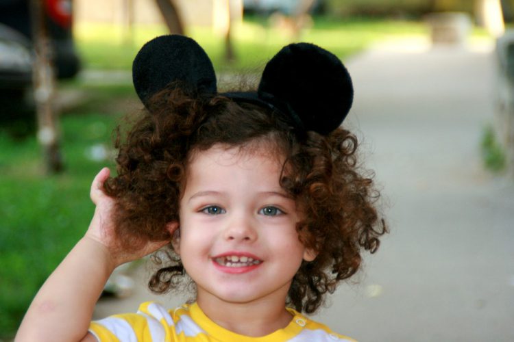bambina con orecchie da topolino